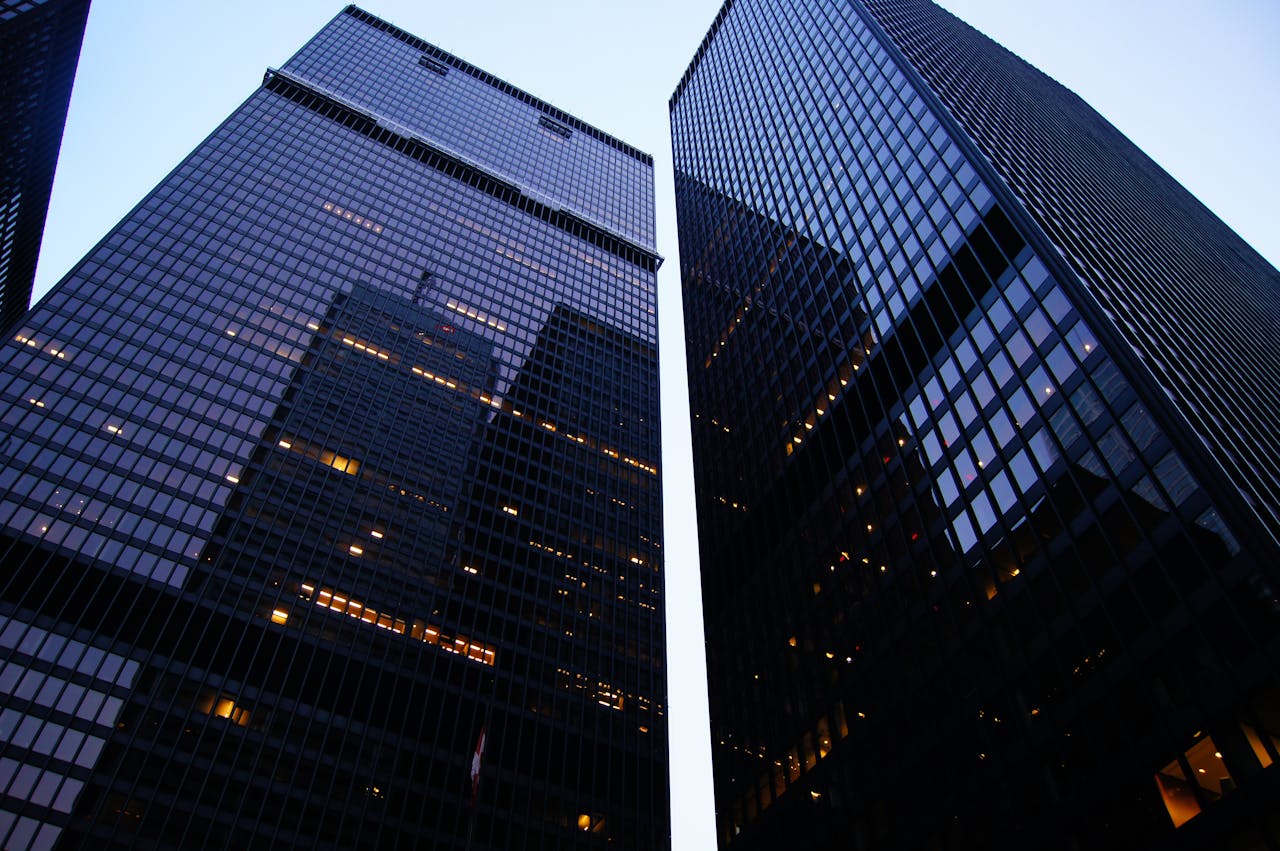 2 edificios, torres azules que expresan el futuro de lo que esperan las empresas